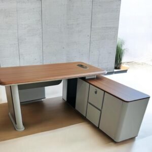 مكتب تنفيذي فاخر بتصميم زاوية (L-Shape Executive Desk)