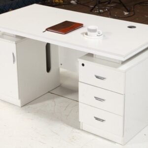 مكتب تنفيذي مودرن أبيض كامل (Modern White Executive Desk)
