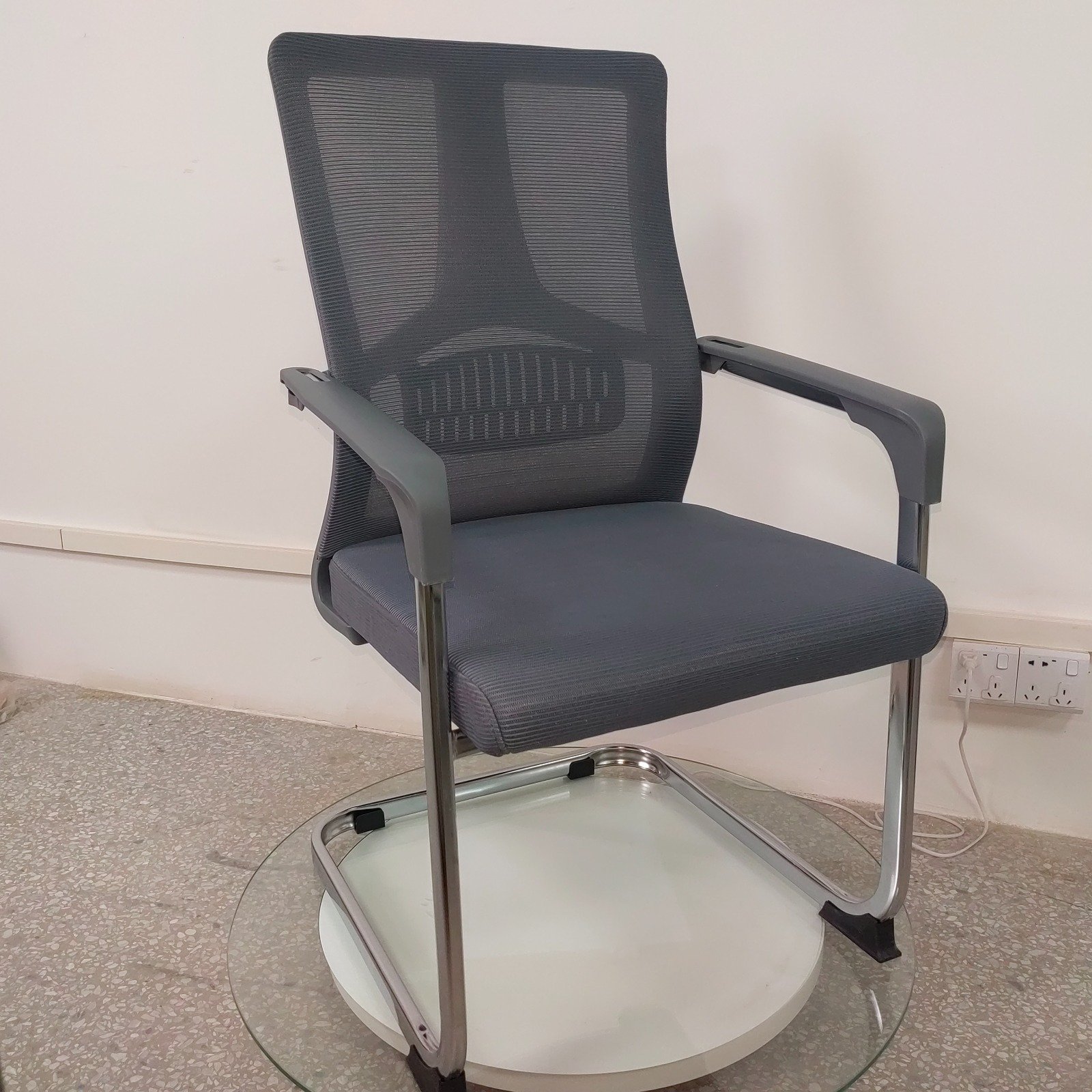 كرسي مراجعين شبكي بقاعدة كروم ثابتة (Mesh Guest Chair with Chrome Sled Base)